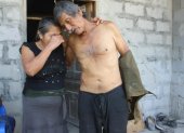 El comunero Eleno Quinde fue recibido por su esposa después de la pesadilla que vivió.