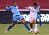 José Quiteros (d) de LDU disputa un balón con Jean Pyerre de Gremio hoy, en un partido de la Copa Sudamericana entre LDU Quito y Gremio en el estadio Rodrigo Paz Delgado en Quito (Ecuador).
