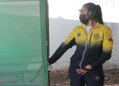 Fotografía cedida por el Ministerio del Deporte de Ecuador, de la tiradora olímpica Diana Durango, en una practica en un polígono de tiro.