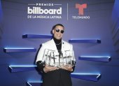 Fotografía cedida hoy por Telemundo donde aparece el cantante puertorriqueño Daddy Yankee mientras posa con sus siete Premios Billboard.
