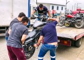 Control. La grúa se lleva motos que no estaban matriculadas.