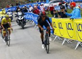 Richard Carapaz (i) durante la lucha por el primer lugar de la etapa 17 del Tour de Francia.