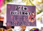 Un manifestante sostiene un cartel que dice "Libera a Britney de su tutela" durante una protesta #FREEBRITNEY frente a la corte donde está programada una audiencia en el caso de tutela de Britney Spears en Los Ángeles, California.