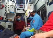 El profesor Pedro Delgado es traslado en una ambulancia del Cuerpo de Bomberos de Guayaquil hacia un hospital.