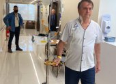 El presidente de Brasil publicó en Twitter esta foto suya donde camina por el hospital.