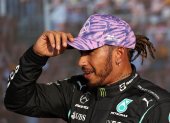 El piloto británico de Fórmula Uno Lewis Hamilton de Mercedes-AMG Petronas reacciona después de que tomó la pole position durante la sesión de calificación del Gran Premio de Fórmula Uno de Gran Bretaña en el circuito de Silverstone.