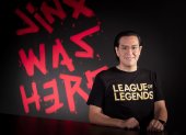 Fotografía cedida hoy por Riot Games donde se observa a su gerente general en Latinoamérica, Rafael Ojeda, mientras posa en Ciudad de México.