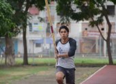 El saltador de pértiga entrena en Portoviejo con miras a las competencias del ciclo de la temporada.