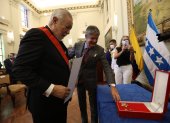 Francisco Huerta recibe de las manos del presidente Guillermo Lasso la condecoración.