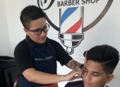 Negocio. Daan Acosta en su barbería de Nobol. Apostó por su emprendimiento por la falta de empleo.