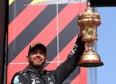 Hamilton resurge: con polémica y en casa