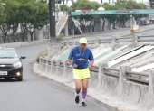 El corredor de 65 años hizo 10 kilómetros por la misma ruta que se suele disputar la carrera EXPRESO.