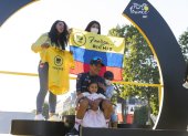 Richard Carapaz (d) disfrutó del podio del Tour de Francia en compañía de su familia.