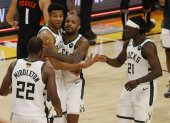 Antetokounmpo (segundo de la izquierda) jugará hoy con los Bucks como dueños de casa ante Suns.