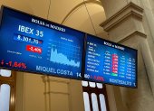 La bolsa española registró este lunes la segunda mayor caída del año, el 2,4 %,en parte por el descenso del precio del petróleo.