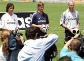 Los jugadores del Real Madrid: Raúl, David Beckham y Zinedine Zidane (i a d), posan durante la presentación de la nueva indumentaria del equipo merengue en el estadio Santiago Bernabéu.