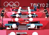 Jugadores de tenis de mesa surcoreanos practican en el gimnasio Tokyo Metropolitan de Tokio, Japón, hoy 20 de Julio, para prepararse para los Juegos Olímpicos.