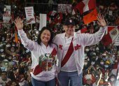 Archivos: La derechista Keiko Fujimori (i) y su esposo Mark Vito participan en una manifestación.