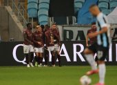 Jugadores de LDU Quito celebran un gol hoy, durante un partido por los octavos de final de la Copa Sudamericana en el estadio Arena Do Gremio, en Portoalegre (Brasil).