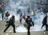 Manifestantes se enfrentan a integrantes del Escuadrón Móvil Antidisturbios (ESMAD) de la Policía colombiana, en la Loma de la Cruz en Cali (Colombia).