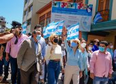 Cynthia Viteri y Gloria Gallardo, junto a otras autoridades del Municipio de Guayaquil.