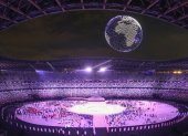 Los drones forman un globo en el cielo sobre el Estadio Nacional de Tokio durante la Ceremonia de Apertura de los Juegos Olímpicos de Tokio 2020 en el Estadio Olímpico de Tokio.