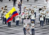 La delegación ecuatoriana desfila durante la ceremonia de inauguración de los Juegos Olímpicos de Tokio 2020+1.