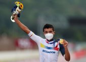 Richard Carapaz luce la medalla de oro en Tokio 2020.