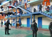 Revisión. Policías de unidades tácticas ingresaron a la cárcel de Cotopaxi para revisión de reos y las instalaciones.