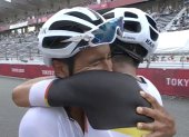 Jonathan Narváez felicita a Richard Carapaz tras el primer lugar.