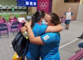 Diana Durango y Marina Pérez se abrazan tras ser eliminadas en tiro olímpico.