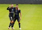 Brian Montenegro (d)  marcó un doblete en la sufrida victoria de los rayados.