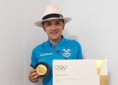 Richard Carapaz con el diploma olímpico y la caja para su medalla de oro.