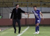 Felicitación. Ismael Rescalvo (i), entrenador de Emelec, extiende su mano a Joao Rojas, autor del único gol azul frente al Cuenca.