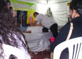 El colombiano Hernando Niño en plena faena, cuando todavía funcionaba su carpa en la feria artesanal del Malecón del Río. Las terapias eran con ropa y entretenían a los visitantes del lugar.