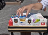 VENTA DE CIGARRILLOS EN LA PLAZA FOCH, PRODUCTO DE CONTRABANDO QUE NO PAGA IMPUSTOS EN EL PAIS 21 de julio de 2021 KARINA DEFAS Agencia (ag-expreso ag-extra ag-quito)