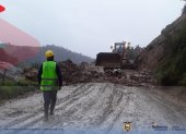 Un trabajador del Ministerio de Transporte y Obras observa la maquinaria pesada realizando tareas de limpieza.