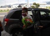 Con un ramo de flores fue recibida en Quito, el viernes 30 de julio, la halterista Angie Palacios, tras su destacada participación en Tokio.