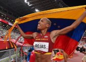 La venezolana Yulimar Rojas celebra tras conseguir la medalla de oro en la final femenina de triple salto durante los Juegos Olímpicos 2020, este domingo en el Estadio Olímpico de Tokio (Japón).