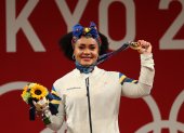 Neisi Dajomes durante su proclamación como ganadora en los 76 kilógramos de la halterofilia.