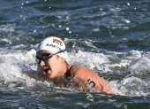 La ecuatoriana Samantha Arévalo participa en la prueba de 10 km en aguas abiertas.