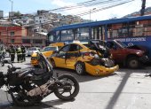 Entre los afectados, además de los vehículos, se encuentra una motocicleta. Los heridos fueron llevados a casa de salud.
