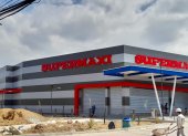 El nuevo almacén se adapta al entorno de la zona.