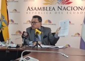 El legislador Vanegas muestra el informe de Contraloría sobre el contrato de Oro Negro con Petroecuador.