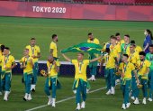 Los jugadores de Brasil se pasean por la cancha con la medalla de oro conseguida en la final del fútbol masculino.