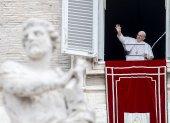 El papa Francisco saludaba este domingo a los fieles que asistieron al rezo del Ángelus en la Plaza de San Pedro del Vaticano.