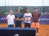 Hidalgo, junto a Rodríguez (c), durante la premiación del torneo.