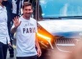 Lionel Messi saludando a sus fans en París.
