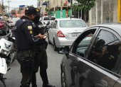 La policía realiza operativos en el lugar donde asaltaron a una farmacia.