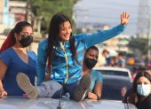 La deportista recorrió las principales calles de su natal Quevedo  arriba de una camioneta.